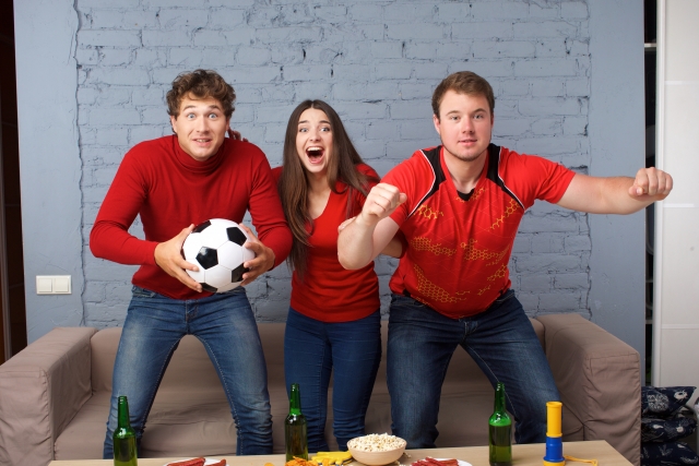 TVでサッカーを観戦する外国人